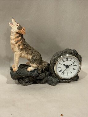 Rustic Howling Grey Wolf Mantle Upright Quartz Clock Battery Operated New NWT